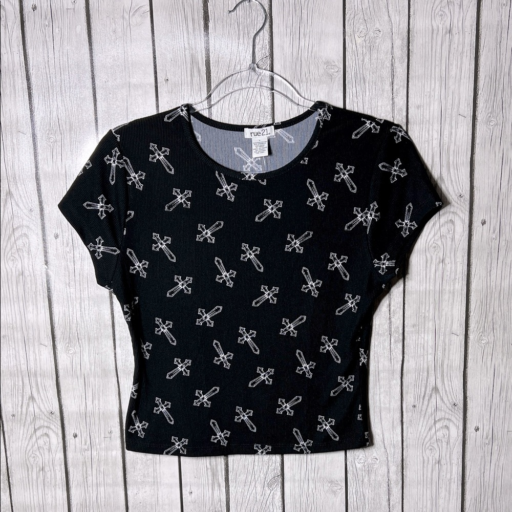 Rue21 cross printed ribbed semi-cropped top size large